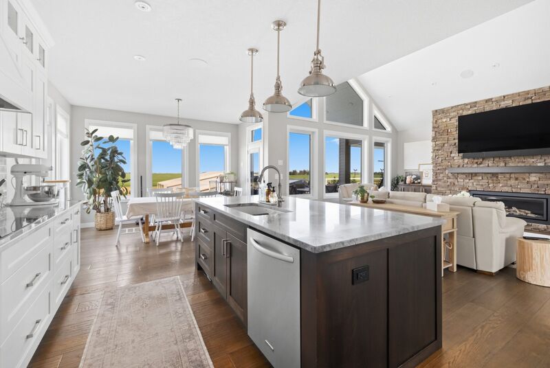 Kitchen with island, pendant lighting and vaulted ceiling